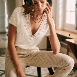 White V-neck T-shirt with lace collar detail